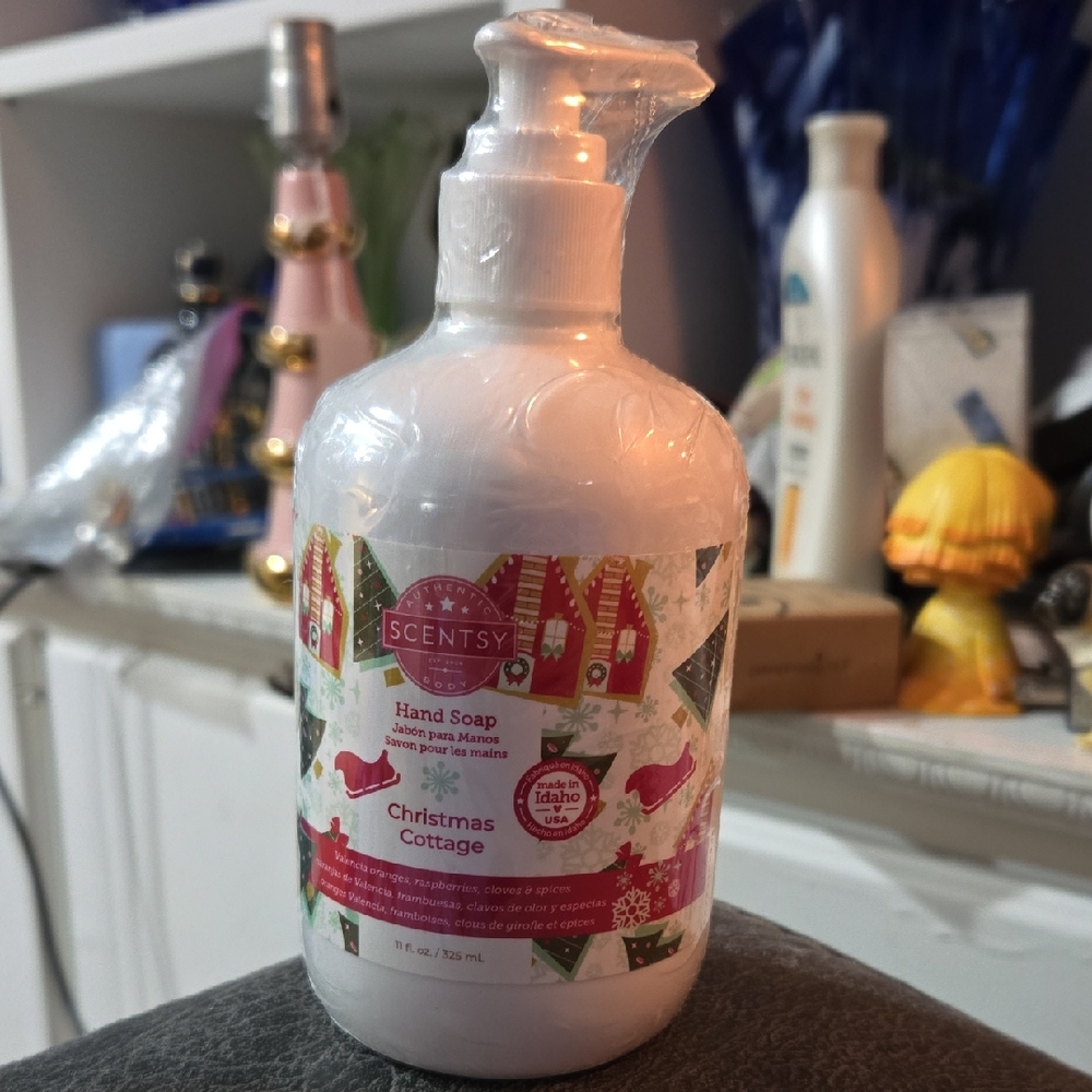 Scentsy Christmas Cottage Hand Soap with Red and Green Design, A1